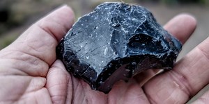 Batu Obsidian: Pengertian, Ciri-ciri, Proses Terbentuk, dan Manfaatnya