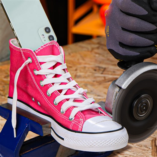 Stijlvolle hoes voor je telefoon en oortjes gemaakt van oude sneakers