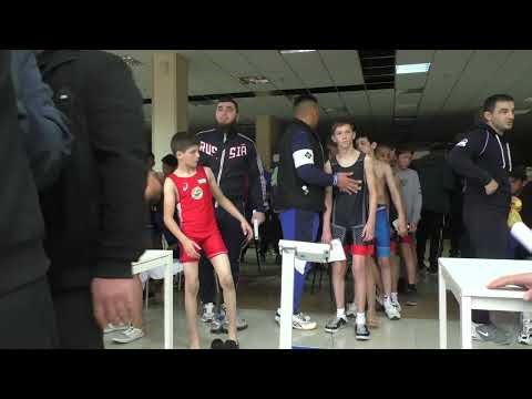 Взвешивание борцов до 41 кг.