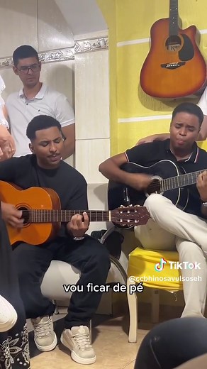 Hino Avulso: Eu Não Desisto Não Este hino é um verdadeiro grito de fé e perseverança! Em meio às lutas, dificuldades e momentos em que tudo parece querer nos fazer parar, “Eu Não Desisto Não” traz uma mensagem poderosa de quem confia em Deus e decide seguir firme até o fim. Uma canção que fortalece o coração, renova as forças e lembra que, com Deus, sempre há um novo recomeço. Mesmo diante das provas, a fé se levanta e a esperança continua viva. Se você está passando por batalhas, esse hino vai 