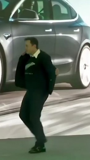 Илон Маск танцует на открытии Tesla в Китае