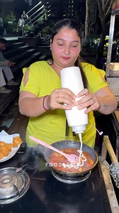 भारत के पहले Pineapple वाले Momos | Foodler