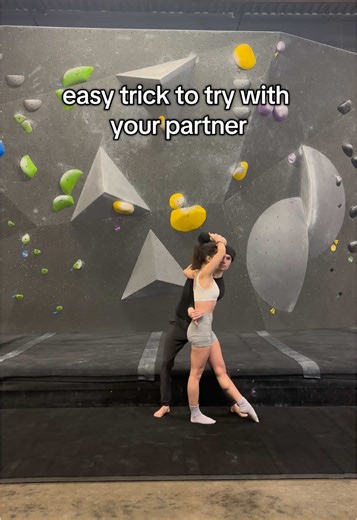 super fun and easier-than-it-looks trick to try with your partner 🫶🏻 #coupleschallenge #partnerstunt #beginnerfriendly #bettertogether