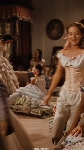 CineClassico (1910 à 1969) on Instagram: "Vivien Leigh é Scarlett O'Hara, Evelyn Keyes é Suellen O'Hara e Hattie McDaniel é Mammy no clássico dos clássicos Gone with the Wind (1939) #oldhollywood #goldenage #vintagemovies #vintagehollywood"