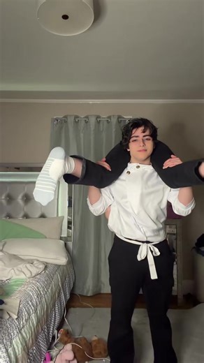 Maki should be the one holding yuta @Dante #jujutsukaisen #makizenin #yutaokkotsu #cosplay #jjk