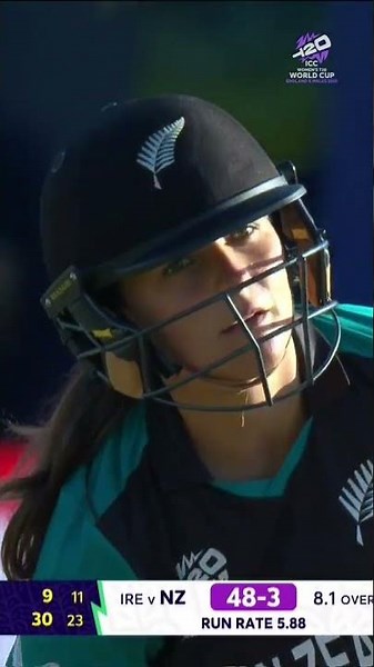 Cara Murray gets the big wicket of Melie Kerr and Ireland are ecstatic 😍 #T20WorldCup