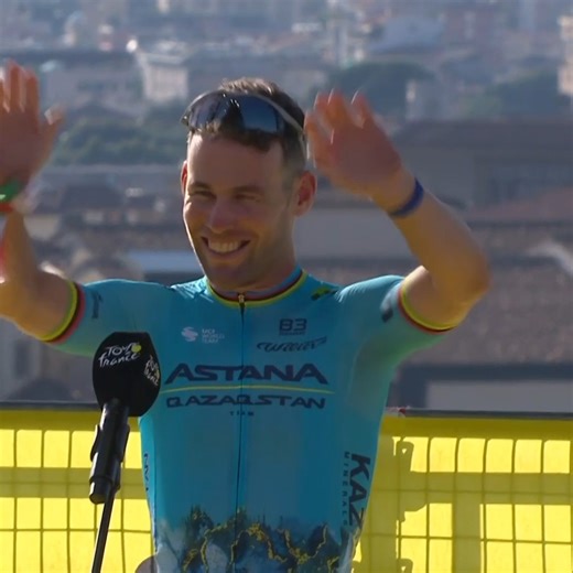 The Italian crowd LOVES Mark Cavendish! #TDF2024 📺 | NBC Sports Cycling