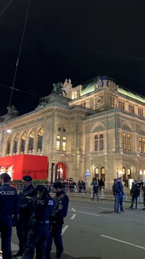 State opera under high security at the moment 😲😲 | Wien Vibes