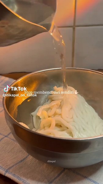 Selama masa remaja aku banyak melakukan kejahatan sama diri sendiri. Selalu ngatain diri sendiri bodoh & jelek. Hasilnya? Aku jadi engga pede & engga berkembang sama sekali. Akhirnya, aku mencoba pelan-pelan untuk lebih merangkul diri aku sendiriii… apresiasi hal kecil yg aku lakukan… rasanya jadi lebih enteng dan gak gampang tersinggung sm banyak hal. Ayo baik sm diri sendiriii, dunia ini udh kejam jd jgn sampai kamu jahatin diri sendiri! Btw ini aku buat Udon Ni Cheese inspired by menu di sush