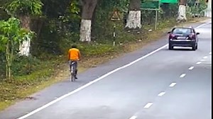 Leopard beißt Mann vom Fahrrad