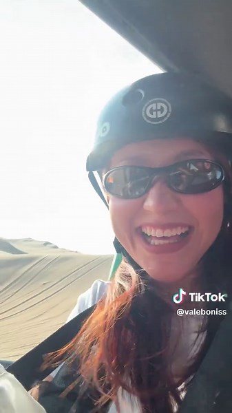 #fyp una girl en el desierto de #perú con la mejor agencia @Viajes & tours | Cusco y Perú #huacachina #fotos