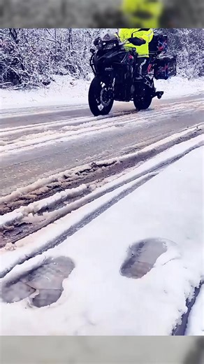 415K views · 2K reactions | This revolutionary motorcycle stand prevents crashes automatically. When your speed slows, it deploys support wheels to keep you perfectly balanced. Designed for safety and convenience, it fits any bike easily. Credits : trainingwheelsfactory, @FACTTROHITT, /TKTK #MotorcycleSafety #SmartTech #Innovation #bike #trendingreel | Bee Force News | Facebook