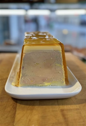 Notre terrine de foie gras de canard provient de canards soigneusement sélectionnés auprès d’une maison alsacienne 🦆 Un assaisonnement parfaitement équilibré… et la magie opère ✨ Mi-cuite et délicatement tranchée, elle fond en bouche et révèle toute sa finesse. Un classique dont on ne se lasse jamais. 🍽️ Disponible sur notre boutique en ligne avec livraison en France, Espagne, Belgique et Luxembourg, ou à retrouver dans nos boutiques parisiennes 🛍️