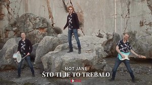 Bend Not Jane predstavlja svoj drugi singl "Što ti je to trebalo", koji dolazi uoči nadolazećeg studijskog albuma "Osinjak". Ova pjesma nastavak je prvog singla "Osinjak" i kronološki povezuje dva ključna trenutka albuma – onaj početni i onaj završni, stvarajući tako jedinstvenu glazbenu priču. Kroz ove pjesme, bend kreira emotivni narativ smješten između preostalih pjesama koje čine koherentnu cjelinu. Videospotovi za obje pjesme dijele zajednički motiv, a kroz vizualnu simboliku zatvora, pjesm