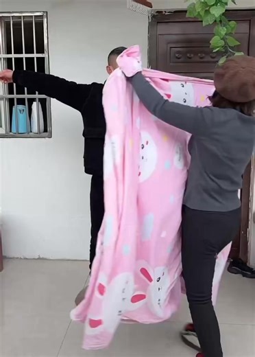 Who knew you could put on a duvet cover like that! So clever! #viral | ShanghaiEye