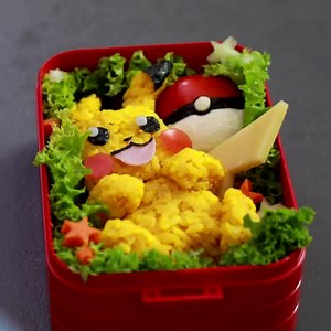 Pokémon fangen war noch nie so lecker - bunte Pokémon Bento Box mit Salat, Hackfleisch, Reis und Käse. 😋🍱 | yumtamtam