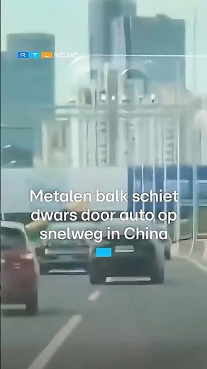 Metalen balk schiet dwars door auto op snelweg in China | RTL Nieuws