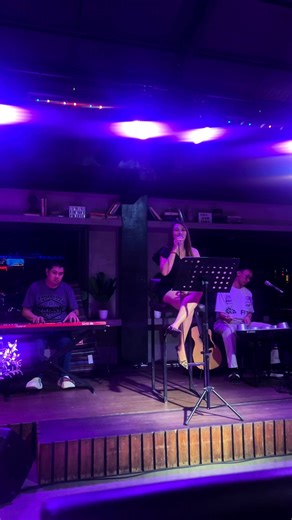 Kicking off the night with Rhytmix’s first set. Come hang and vibe with us. | Quento