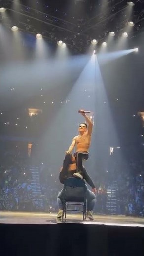 Lenny Tavarez bailándole a una fanática 🤯😳🥵😈