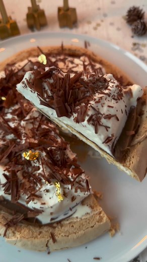 Nigella’s chestnut pavlova – the perfect luxurious centrepiece for your festive party, meringue, sweetened chestnut puree, clouds of whipped cream and shavings of chocolate. 120 g egg whites, room temp Sea salt 150g icing sugar 2 tsp cornflour 1 tsp wine vinegar ½ tsp vanilla paste 250g sweetened chestnut paste 200ml double cream Dark chocolate •\tPreheat oven to 180°C. Line baking sheet with parchment paper and draw a 20 cm circle in the centre. Turn parchment over. •\tAdd egg whites and pinch 