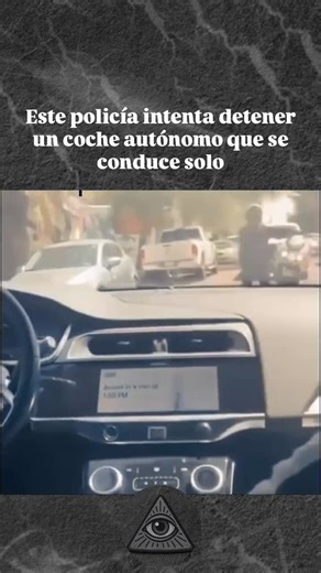 REALIDAD SECRETA on Instagram: "En Estados Unidos ocurrió una escena que parecía escrita por un guionista con prisa: un coche autónomo avanzaba tan tranquilo... hasta que la policía intentó detenerlo. Ahí empezó el glitch: el vehículo no entendía las señales del agente —porque, claro, no había conductor que las interpretara. Dentro, los pasajeros se quedaron mirando como quien ve un episodio raro de Black Mirror, sin saber si intervenir o dejar que la IA improvisara. Todo acabó sin drama, pero d