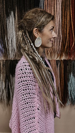 Partial dreads for Eva and her curly hair! ✨ Dreads have been in Eva’s mind for about a year now and as she just got back from Ibiza, where she saw so many people with Dreadlocks, she couldn’t wait any longer to get them herself! 🤎 She picked our Thin Locks of Love in Dark Blonde and Hazelnut Dream, with some Honey Blonde for highlights, all in Back length. A beautiful combination to match her hair color! 👏 Her dream is to be able to make a big bun with the dreads, as she has very fine hair. S