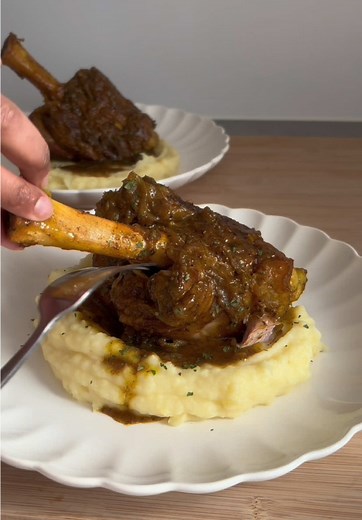 Souris d’agneau confite à la marocaine 🍯 . Pour 2 personnes : - 2 souris d’agneau, - 1 oignon émincé, - 2 gousses d’ail écrasées, - un filet d’huile d’olive, - une noisette de beurre, - une cuillère à café de : sel, gingembre, curcuma, thym, - une demi cuillère à café de poivre, - un bâton de cannelle ou une cuillère à café de cannelle en poudre, - quelques pistils de safran (facultatif), - 2 cuillère à soupe de miel 🍯