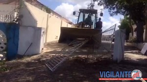 19 Yüli 2016: DROV awe a kumisá basha tur konstrukshon illegal abou den area di Marie Pampoen. Esaki ta inkluí portanan ku a wórdu trahá kaminda mester ta habri pa por yega na laman. | Vigilante