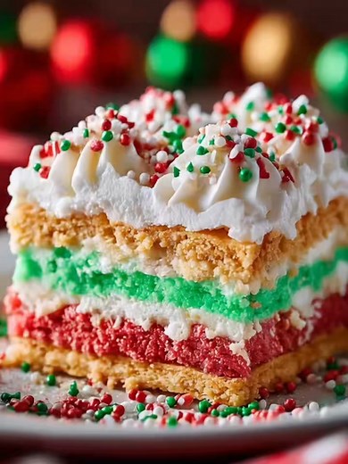 🎄 No-Bake Christmas Lasagna A festive layered dessert bursting with creamy peppermint and vanilla joy! Yield: 12 servings | Chill Time: 4 hrs | Oven: None (No-Bake!) Key Ingredients First: 1 package Golden Oreo cookies (crushed) ½ cup unsalted butter (melted) 2 boxes instant pudding mix (vanilla & pistachio or red-tinted vanilla) 8 oz cream cheese (softened) ....................... FULLL Recipe in First Cօʍʍеոτ 👇 | Quick Garden Methods