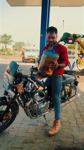 Royal Enfield continental GT 650 ke sath gaya hai aur dibba mein Tel bhara raha hai vah bhi Lal colo