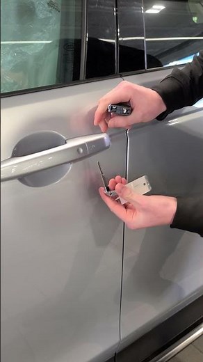 Tech Tips. How to unlock Land Rover doors in case of dead battery.