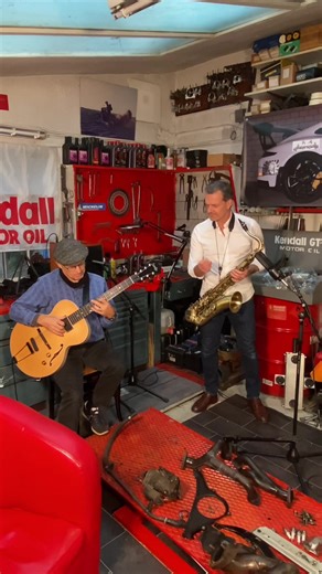 Autumn Leaves (Joseph Kosma) 365 Jazz Garage feat. Daniel Küffer (Saxophone) and Dani Solimine (7-String-Guitar) Enjoy this impressive collection of 365 songs 🚀 Recorded in a truly unique venue, a funky old car garage near Zurich, Switzerland 🎤 Enjoy the superb audio quality and have fun discovering the 365 Jazz Garage 🤗 #JazzBallads #MelodicMusic #SoulfulSounds #CrystalClearSound #AcousticMagic