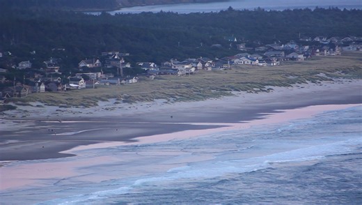 N. #OregonCoast: Zooming in on Manzanita from the Neahkahnie Viewpoints. More on the area at the Complete Guide / Virtual Tour: https://www.beachconnection.net/vtour_nbay.htm #OregonCoastBeachConnection | Oregon Coast Beach Connection