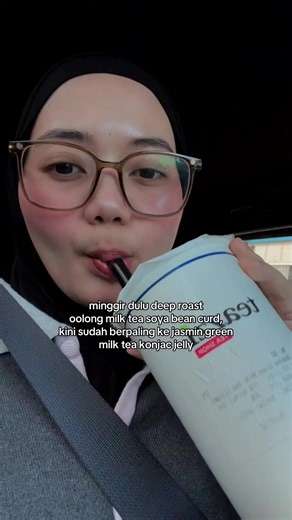 Teazzi: Jasmine Green Milk Tea vs. Oolong Milk Tea