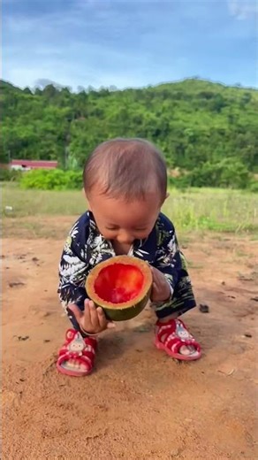 Survival Skills: Mother boils corn for her child to eat