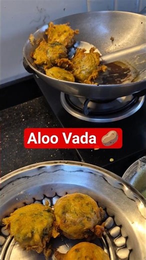 Aloo Vada 🥔 #trendingshorts #trending #vadapav #aloo #food #cooking #sundayspecial #monsoon #barish