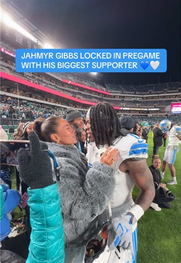 Jahmyr Gibbs Locked In Pregame With Support 💙🤍