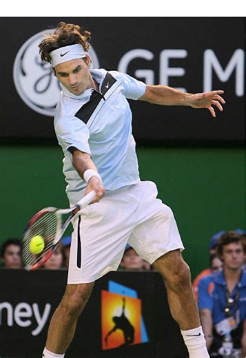 Extraordinary tennis from Roger Federer and Fernando González in the 2007 Australian Open Final. Federer defeated González 7-6(2) 6-4 6-4. . . . . . . . #australianopen #retrotennis #rogerfederer #fernandogonzález #tennishighlights