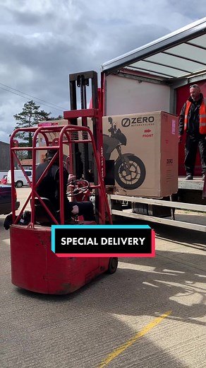 Special delivery of a Zero DSRX 📦😎 Top speed - 112mph Range - 180 miles Charge time - 1 hour Price - £24,150 #Motorcycle #ElectricMotorcycle #EV #Motorbike #Electricmotorbike #EEMC #ZeroMotorcycles #ZeroMc #ZeroDSRX #DSRX #Delivery #NewBike #Wednesday #fyp
