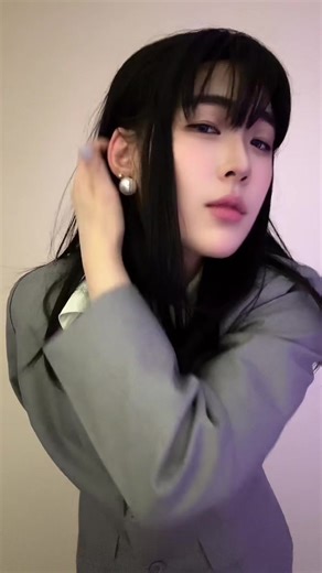 Trying to learn how to dance day 1 Also this blazer was both tight and loose in all the worst places #cosplay #alnst #alienstage #sua #vivinos