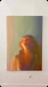 Glowing transitions and soft contours define this oil portrait, where blurred edges merge figure and background into a luminous field. Each layer of color builds a quiet tension between presence and atmosphere, inviting the viewer into a space of introspection. Via: @lutherpaola 🖼️ Artwork: Oil portrait painting Art by: @mariaguimaraes Remarks by: @artartluther #artworkanalysis #paolaluther Art Lessons: @therealatelier 🎨 | Paola Portfolio