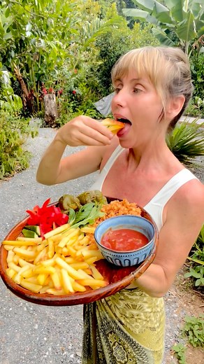 Want sustainable weight loss and health without calorie restriction? A fruit based diet is the answer! ☀️ Check out my fruit-based diet course starting January 2026. Time to transform 💪🏼 https://afruitbaseddiet.com/ #rawtill4 #rawvegan #fullyraw #fruitbaseddiet #vegandinner | Freelee The Banana Girl