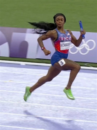 That look said it all! 👀 Sha'Carri Richardson owned the moment just before crossing the finish line in the Women's 4x100m relay! 📸 #Paris2024 #Olympics