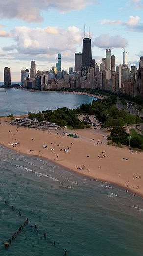 North Aveue beach #explorechicago #visitchicago #trendingsound #chicago #foryoupage #newreels #newsfeed #instagramreels #explorerpage #mychicago #viralreels #reeloftheday #chicity | Moqvi Photos