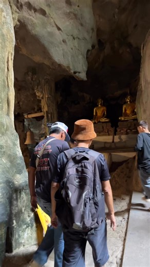 พาชมถ้ำเขาหลวง โดย..คุณสุดยอด นกต่อ ชาวบ้านเขาหลวง ถ้ำเขาหลวง ในปัจจุบันอยู่ภายใต้การดูแลของ เทศบาลตำบลธงชัย อ.เมืองเพชรบุรี สามารถขับรถขึ้นไปจอดบนเขาได้ฟรี และซื้อตั๋วเข้าไปชมถ้ำได้ในราคา 10 บาท จันทร์-ศุกร์ เปิด 08.00-16.00น. วันเสาร์อาทิตย์และวันหยุดนักขัตฤกษ์เปิด 08.00- 17.00น. สอบถามเพิ่มเติม โทร. 061-575-5419 (จนท.ทต.ธงชัย ) #มหัศจรรย์แห่งแสงธรรม #เปิดประสบการณ์เพชรบุรี4Moment #GrandMomentPhetchaburi #ทททเพชรบุรี #ที่เที่ยวในเพชรบุรี | ข่าวเพชรบุรี 24ชั่วโมง
