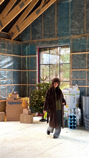 Līga Nakts🌙 Dārzs & māja on Instagram: "Pirmie Ziemassvētki mūsmājās 🎄 arī mums šogad rezonē aktuālais jociņš par to, ko viens otram dāvināsim svētkos mājas celtniecības dzīves posmā. 🏗️ Ja vien varētu uzdāvināt spēku un vairāk stundas dienā.. bet šogad arī priecājamies par kolektoru un ventilācijas trubām zem eglītes 😀 Šīs Ziemassvētku brīvdienas vismaz daļēji pavadīsm darba drēbēs turpinot iesāktos darbiņus, lai esam soli tuvāk nākamos svētkus svinēt šeit! ❤️ Priecīgus visiem svētkus no m