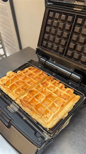 Peach Cobbler Waffle! Sweet, juicy, and totally irresistible 🍑🧇 | Chefclub Network