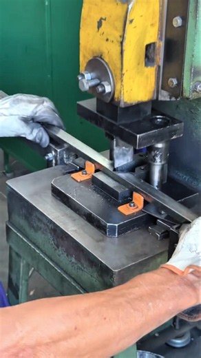 This Hydraulic Punching Machine Makes Perfect Holes in Steel Instantly #Metalworking #HydraulicPress