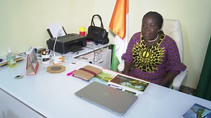 🇨🇮[Portrait]Partie de rien et se réaliser, c’est possible. Dans la région du Tonpki, Philomène Tia Glao, la soixantaine révolue, en est un exemple palpable, pour n’avoir jamais fréquenté les salles de classe. Mais cette situation ne l’a pas empêché d’être une entrepreneure affranchie. A ce jour, elle est à la tête du groupe « Maindeba », qui emploie directement plus de 5 000 personnes à Man. Lors de son séjour dans l’ouest montagneux, Joëlle Gosset est allée à la rencontre de cette entrepreneu