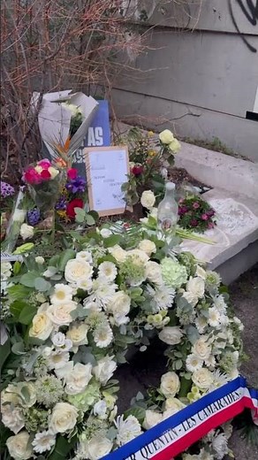 GERBE DE FLEURS DÉPOSÉE SUR LE LIEU DU LYNCHAGE DE QUENTIN À LYON